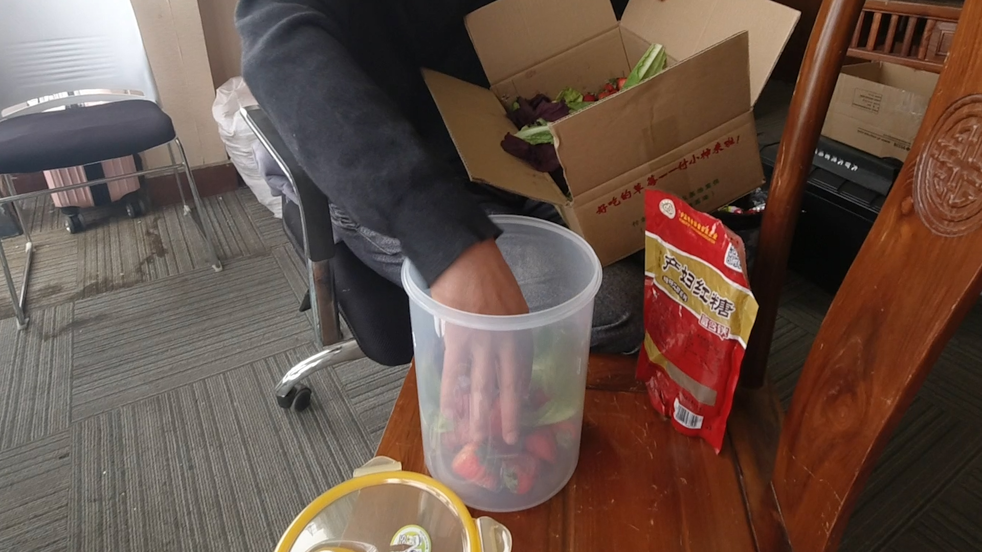 如何自制农用酵素?烂果烂叶加点糖,3个月后就能用,简单有效