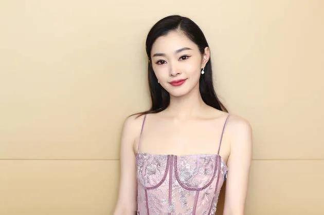 又手滑？宋轶点赞郑爽丑图再澄清，网友：骚操作不是第一次