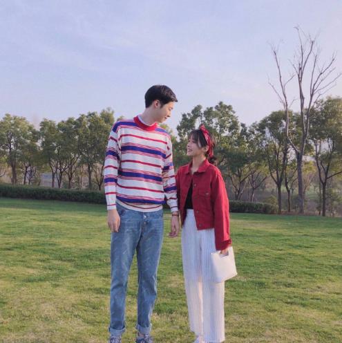 春天约会不穿裙装也美，六套情侣裤装时髦显活力，你的衣柜里也有