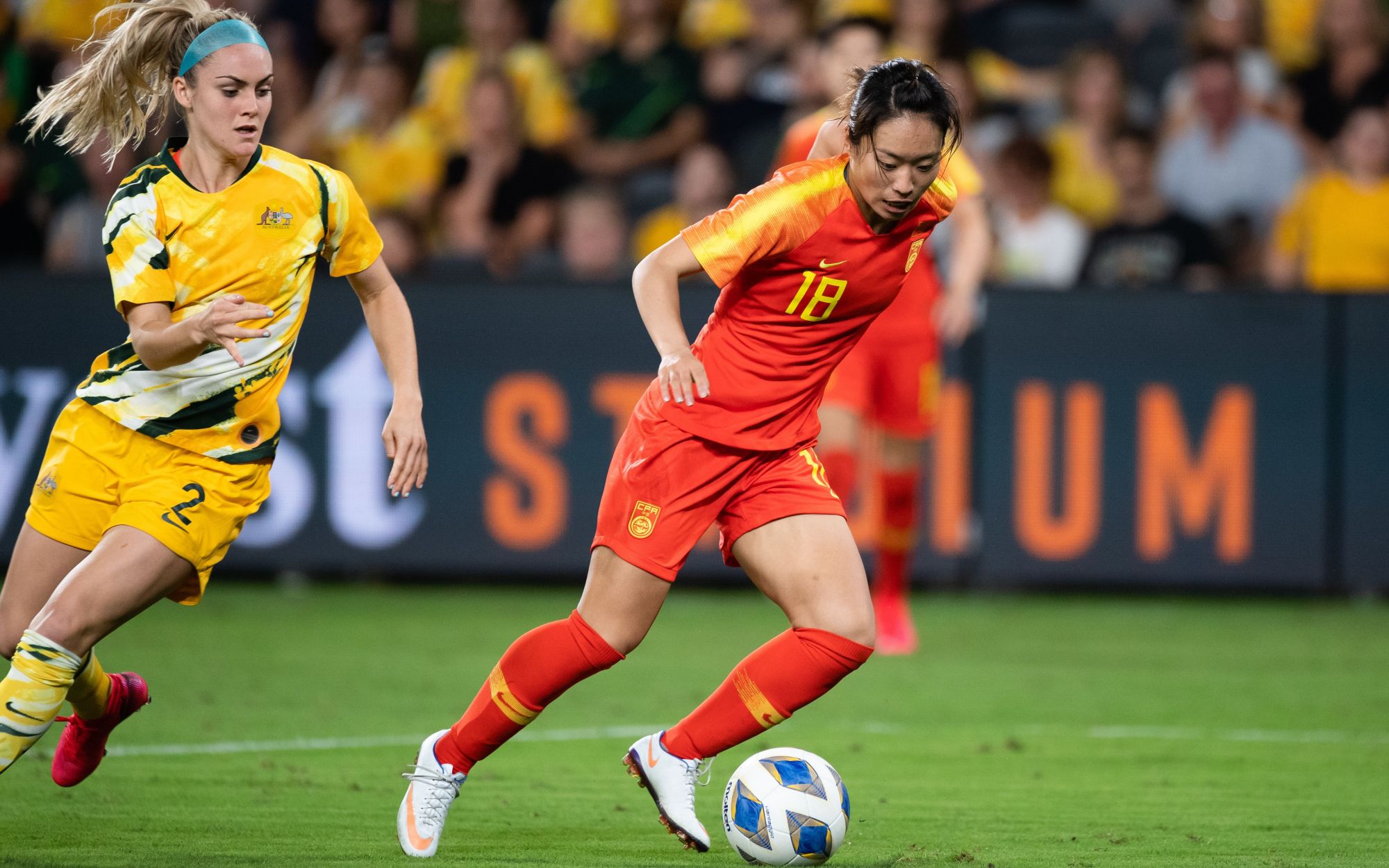 女足热刺队唐佳丽,女足唐佳丽解围