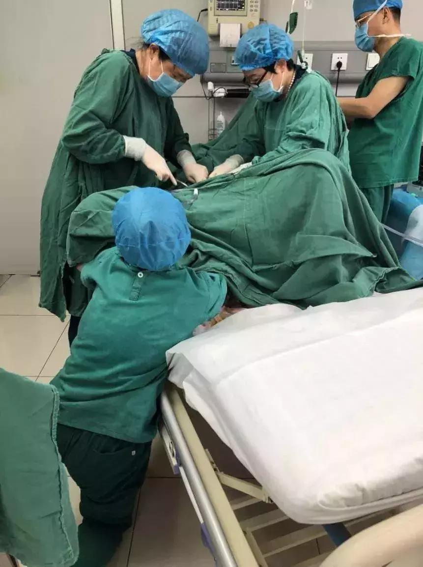 这个“别扭”的姿势，很美！