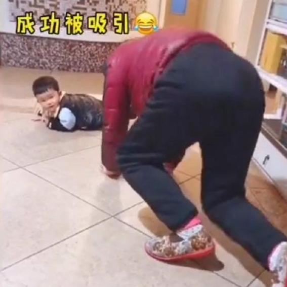 宝宝学走路摔倒瞬间奶奶神反应,隔代育儿小孩摔倒