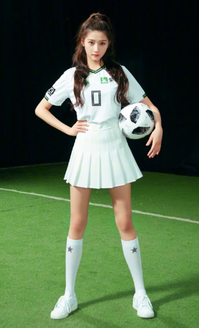 上帝是独宠关晓彤一人吧?踢球穿显胖的白袜,却让腿比小孩的腿细