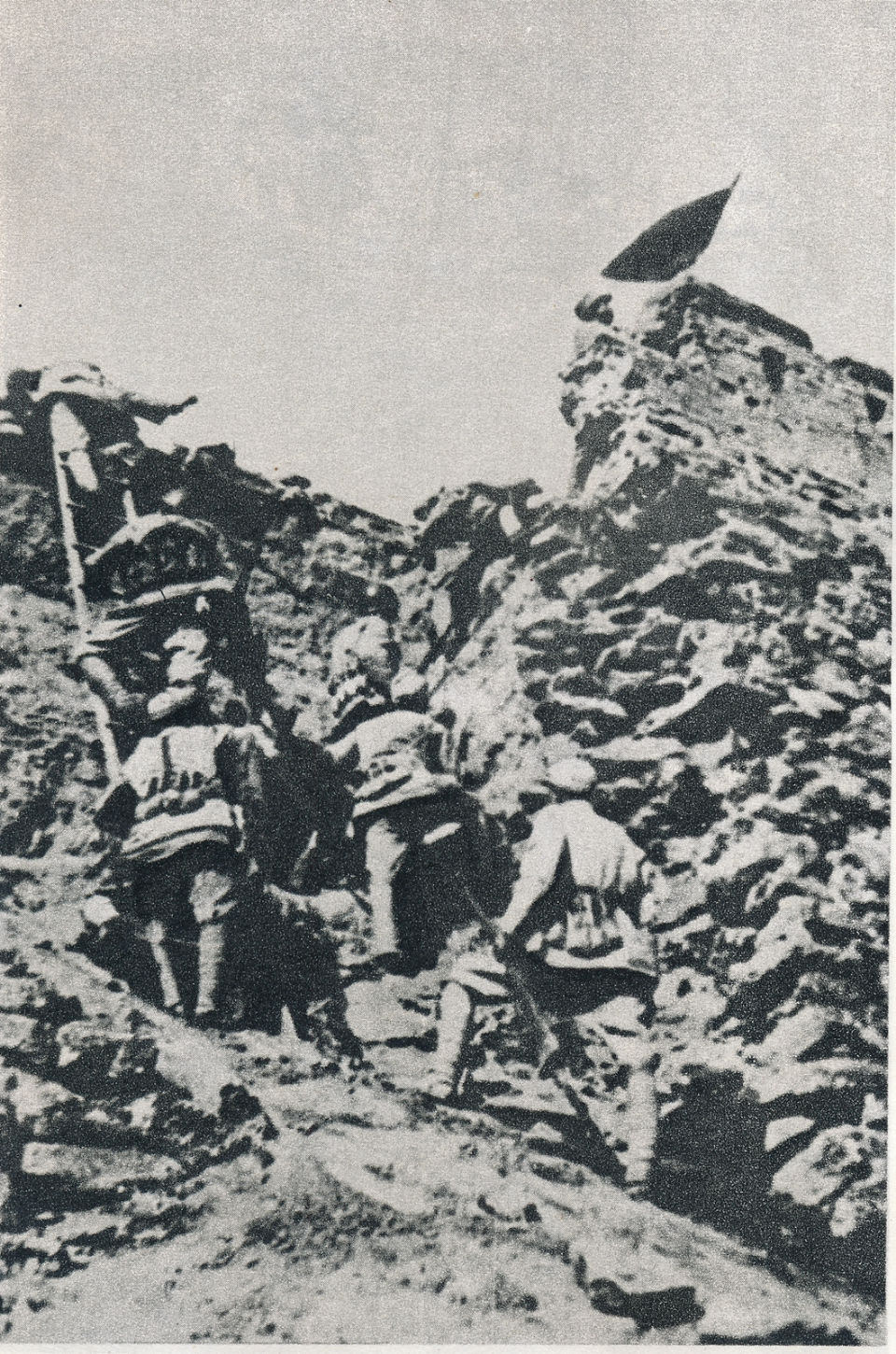 *世友许**被难住14天没打下县城，小班长一根竹竿一个滑轮，一天拿下