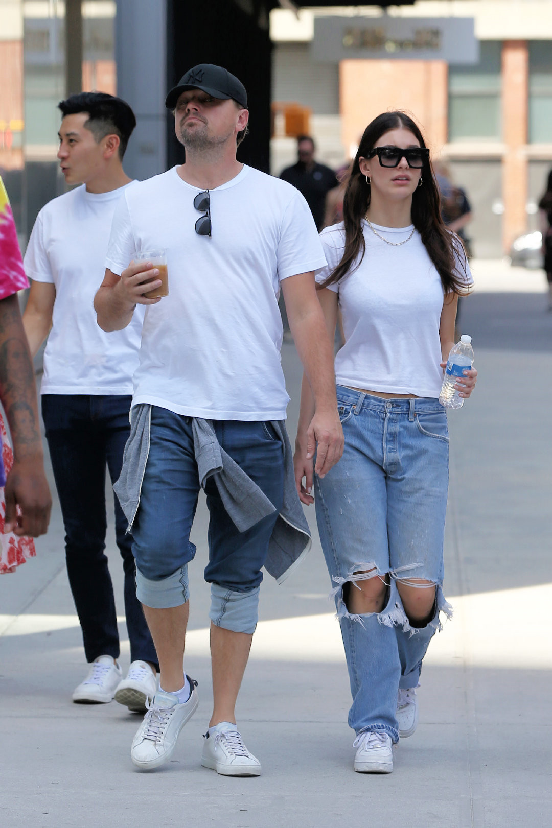 莱昂纳多超模女友惊现街头,莱昂纳多女友穿搭