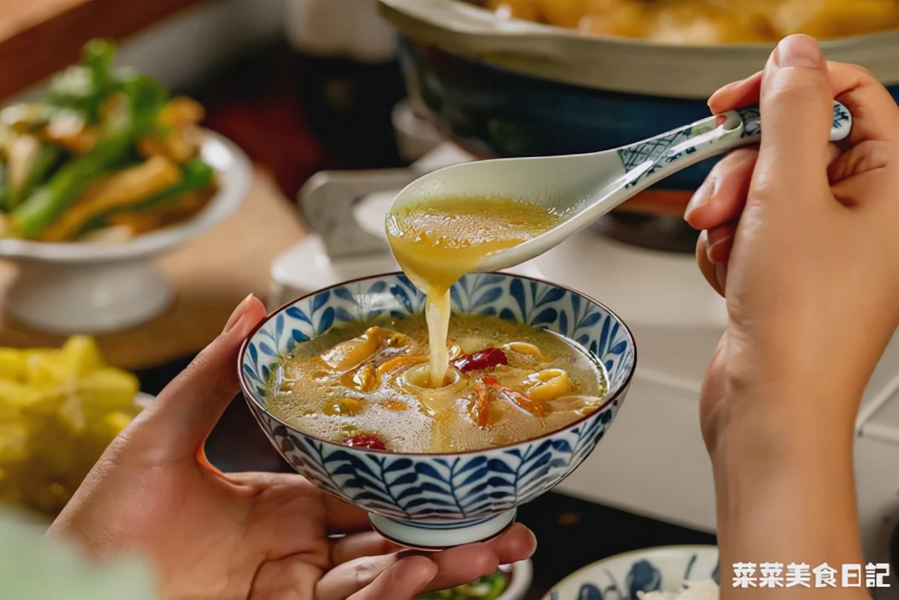 奶奶炖的鸡汤,老奶奶做的清炖鸡汤