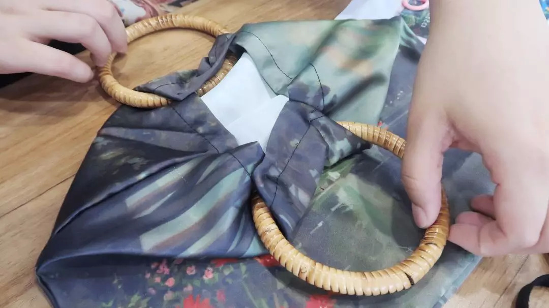 废旧纸袋如何做收纳包包,大牌纸袋斜挎包包改造教程