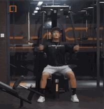 胸肌动得厉害是怎么回事,腹肌和胸肌都很大还会动