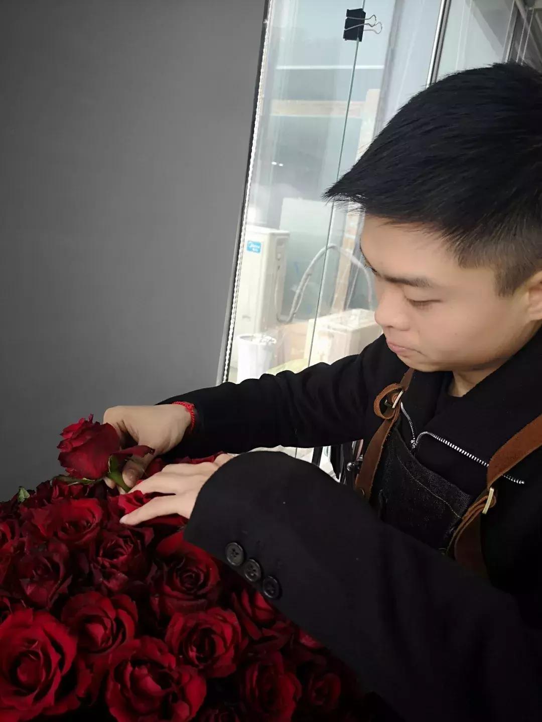 撒花小哥哥视频,撒花小哥哥