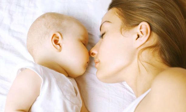 宝宝树袋断奶的方法,给宝宝断奶妈妈奶涨正确方法