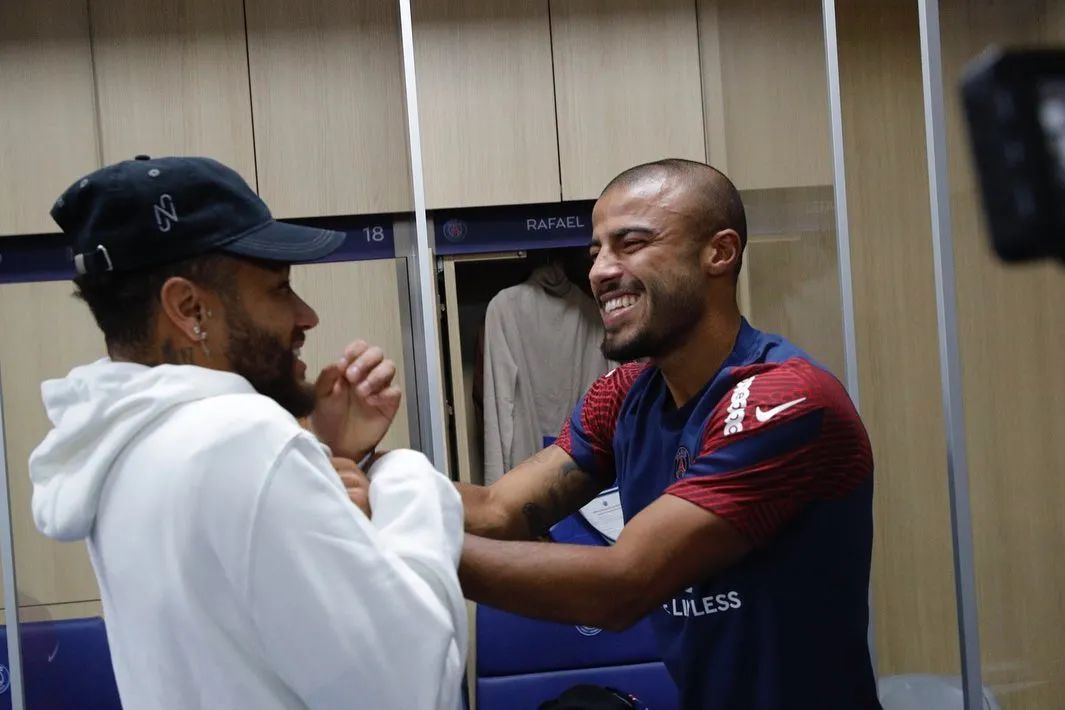 必威体育球场父子兵，拉菲尼亚的足球世家