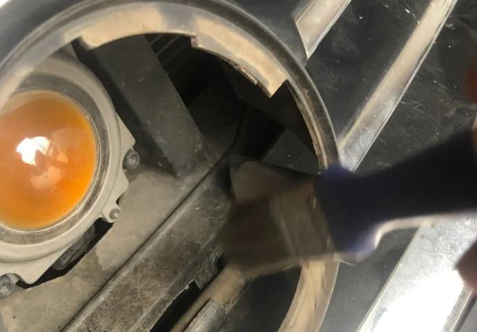 把车标全部抠掉违法吗,把车标抠下来清灰