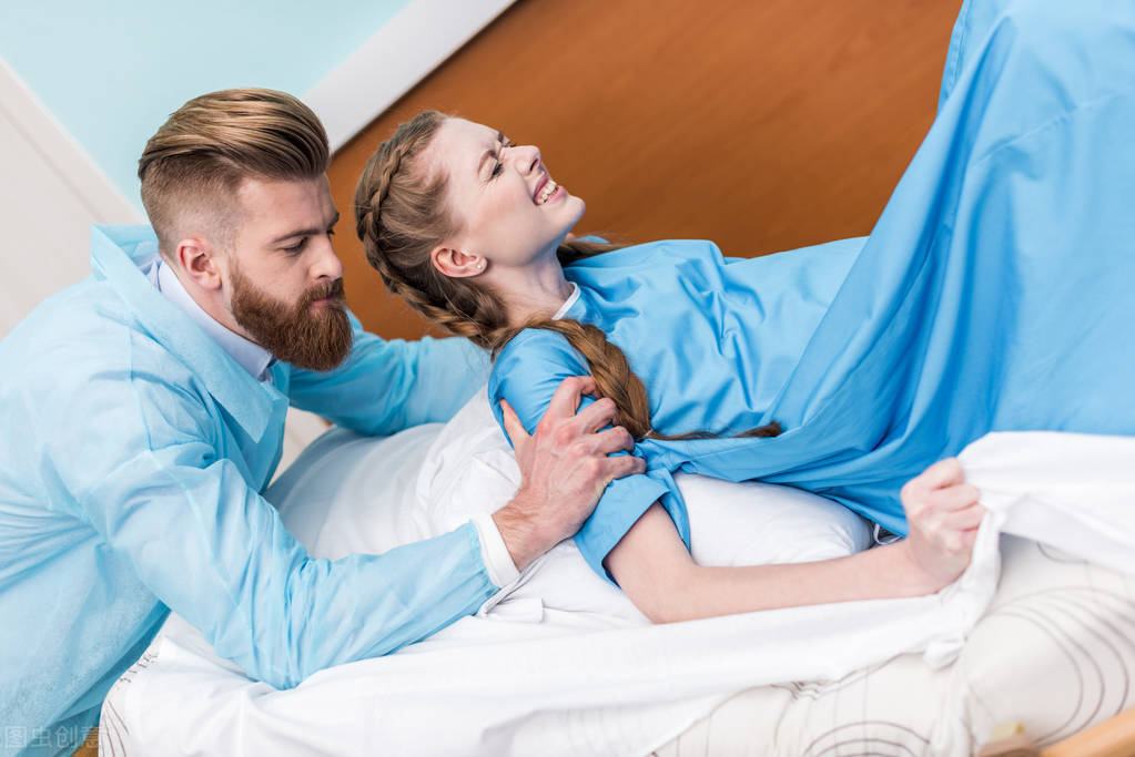 产妇疼痛难忍丈夫拒绝无痛分娩,剖腹产疼痛难忍丈夫逼着签字离婚