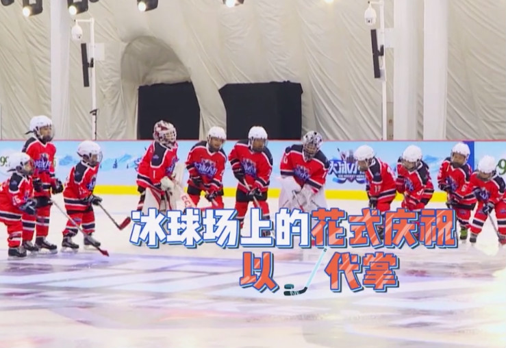大冰小将易烊千玺带小将们训练,大冰小将千玺人群中笑