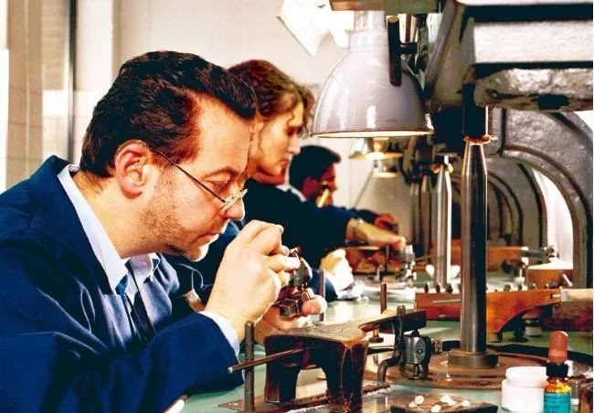 金店一天到晚没生意靠什么赚钱,金店主要是靠什么赚钱