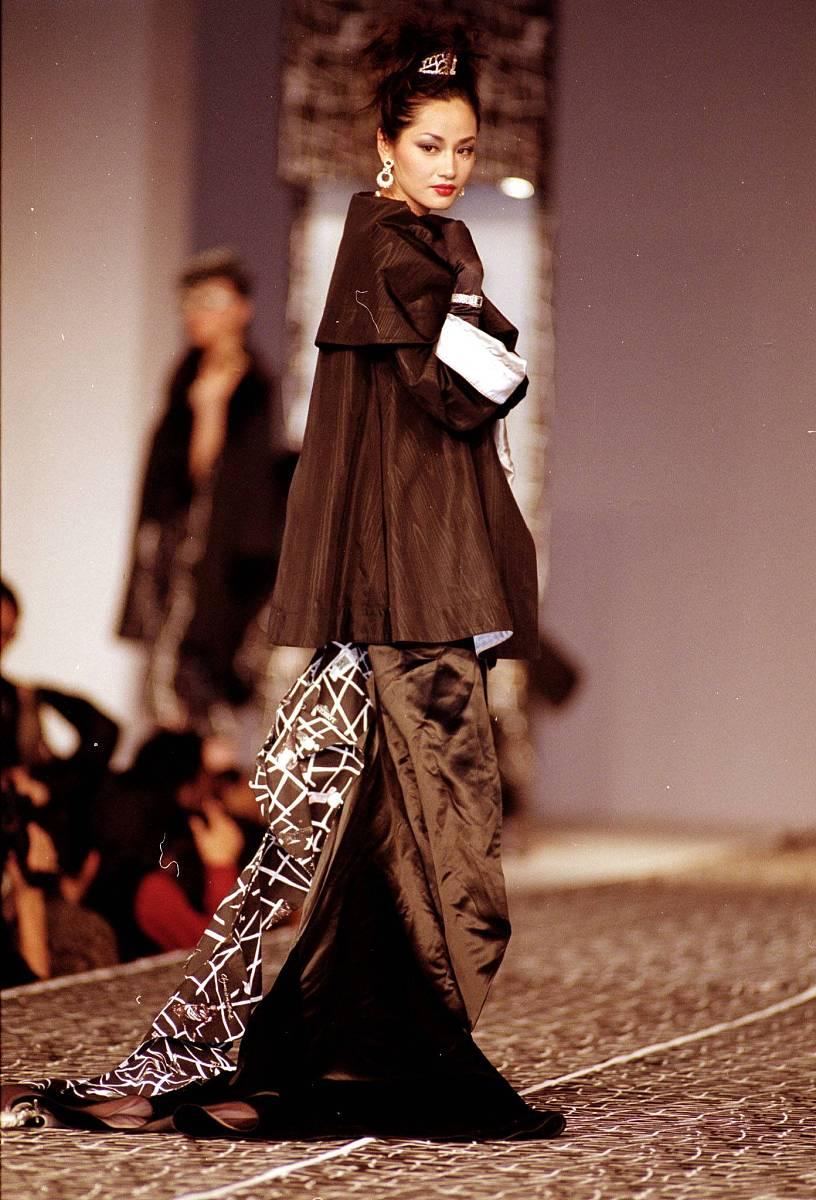 瞿颖独自现身走机场，造型超模范依旧，素颜皮肤沧桑痘印太明显