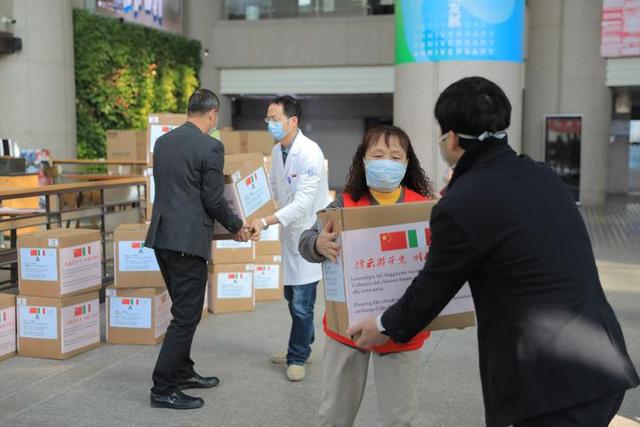 意大利确诊逼近3万例，华侨回国包机伺候，票价2万起步，一票难求