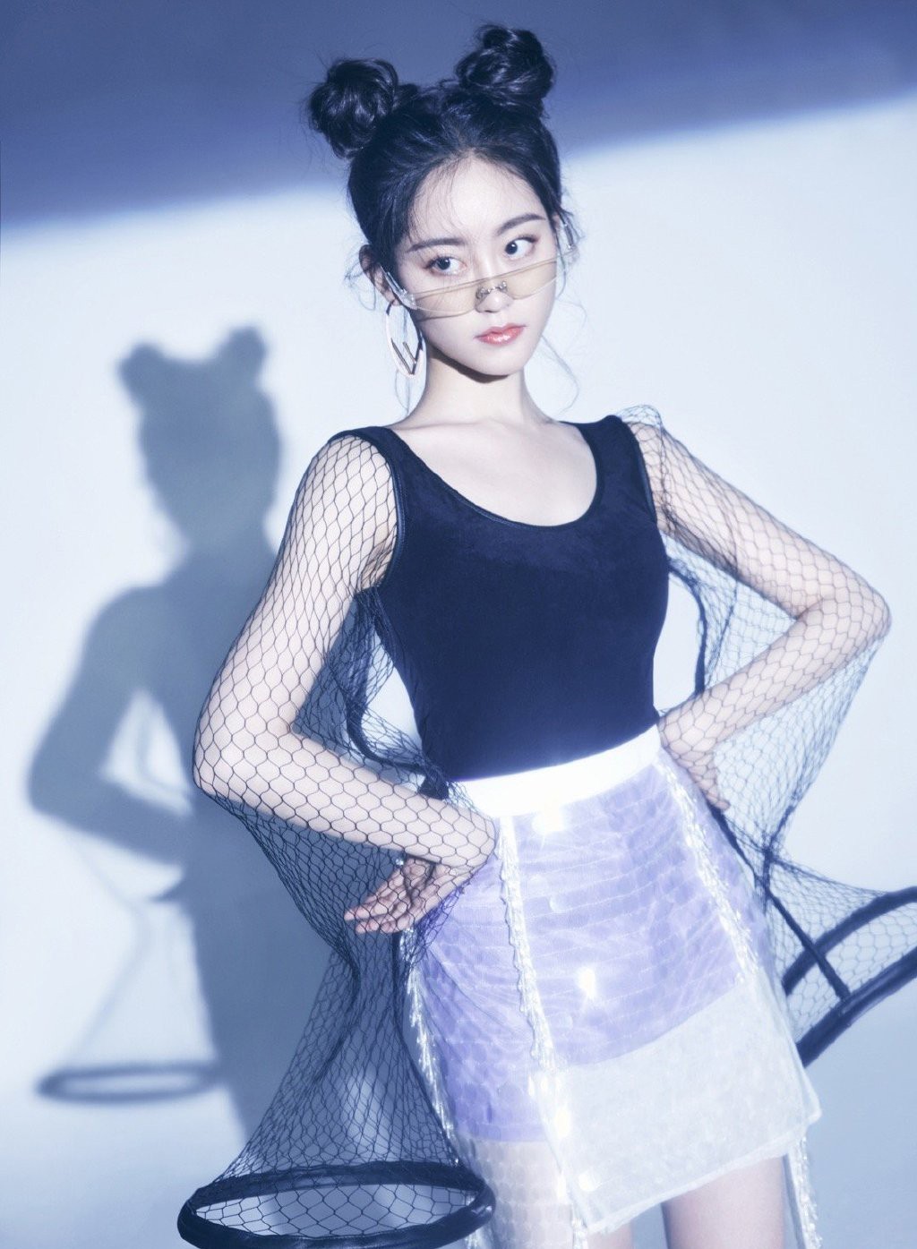 她是杨幂旗下小花，今穿拼接渔网衫配短裙，扎双丸子头少女感爆棚