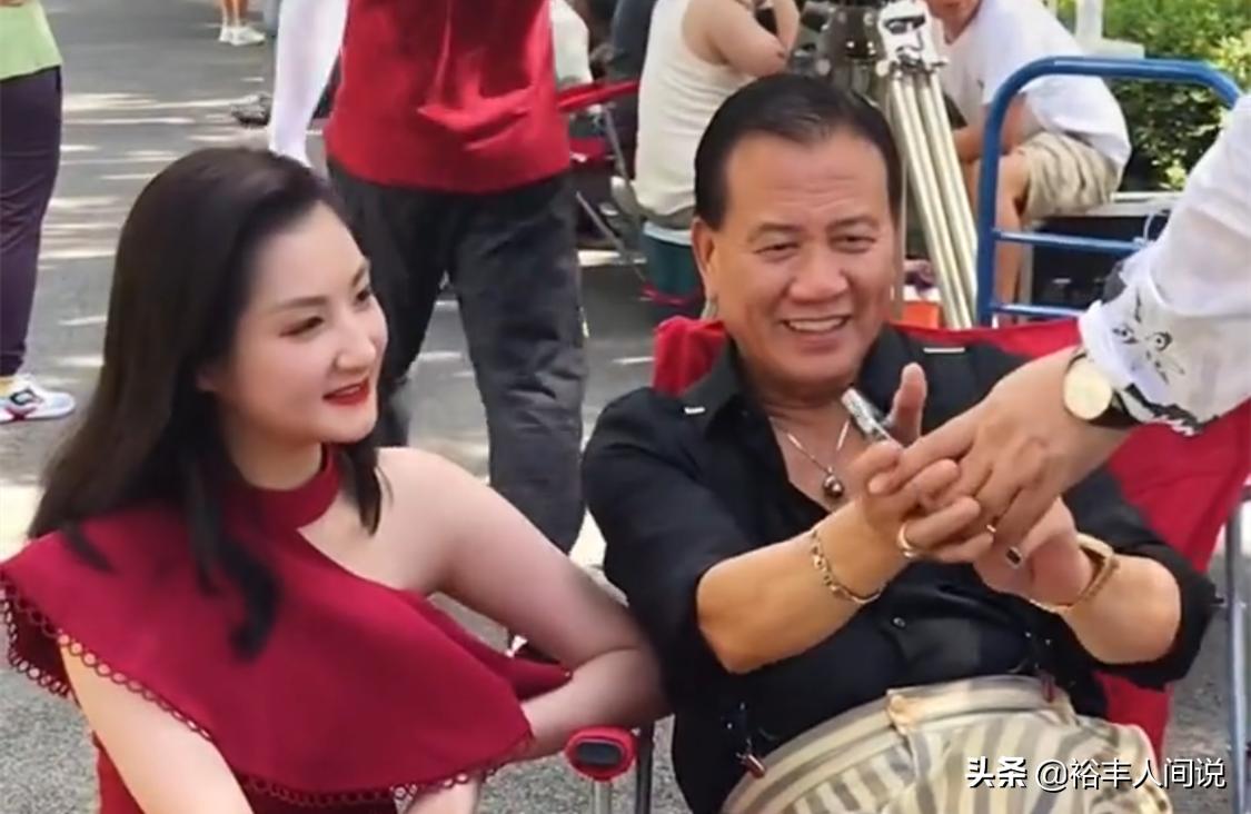 万梓良和女儿合影,万梓良和女星亲吻电影