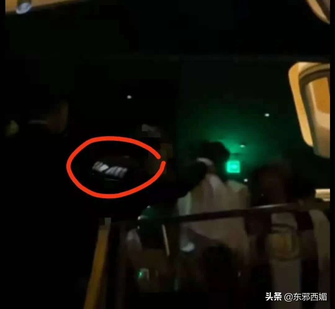 夜店牵手女网红,他也人设崩塌了?