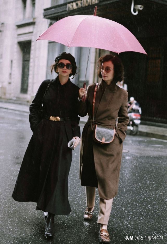 三木母女俩穿衣很时尚很有气质,三木母女最近时尚搭配颗粒绒大衣