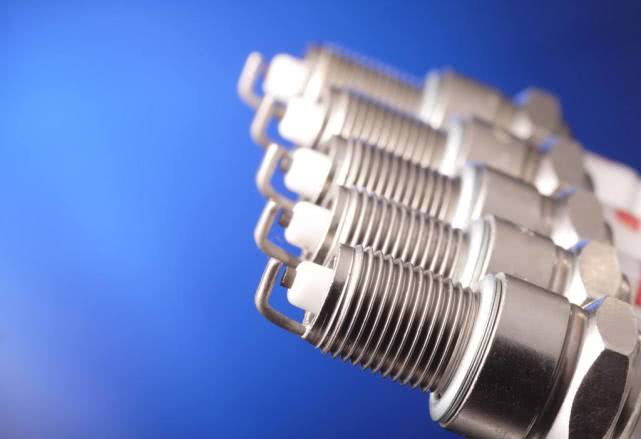 发动机故障灯亮的问题很难解决吗,发动机故障灯亮了教你一招