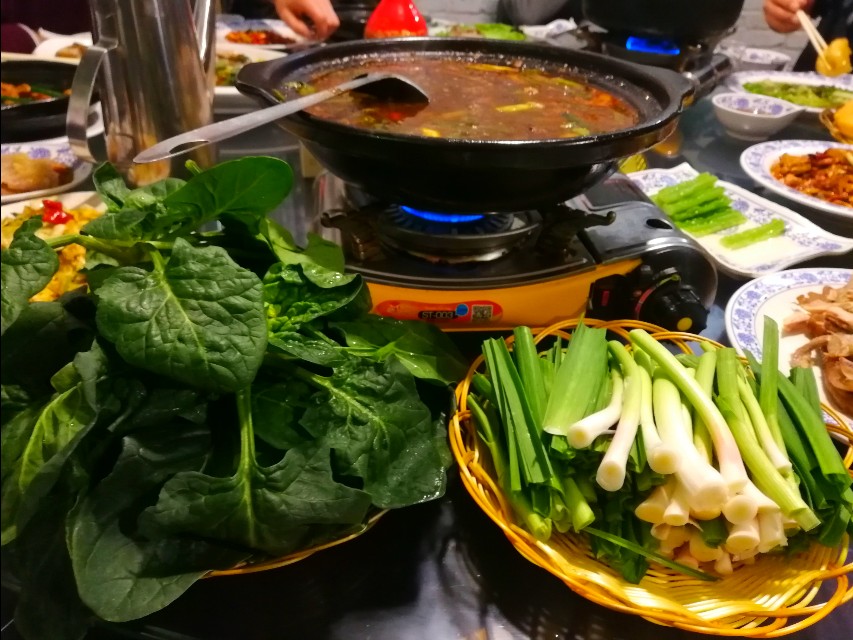 深夜郑州8男2女躲在花园路北环桥头，吃丹江翘嘴鲌，喝方城木瓜酒