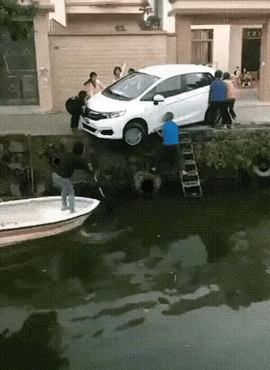 “如果这群女混混*攻围**我,我会舌战群儒!”你会怎样脱困?