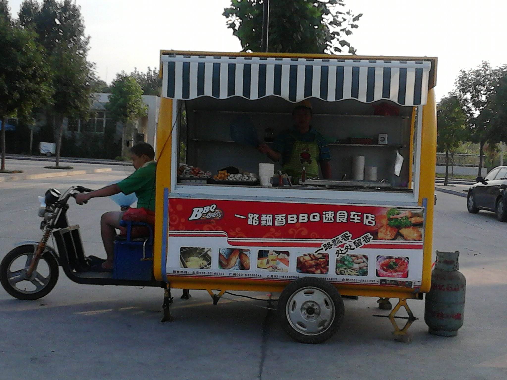 大连小哥毕业经营小吃摊，攒钱开店后，老顾客跟着找过来