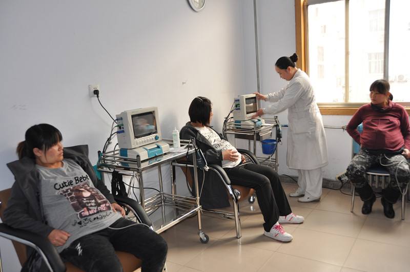 如何看胎心监护胎儿的健康状况,孕中期怎么自己用胎心仪监测胎心