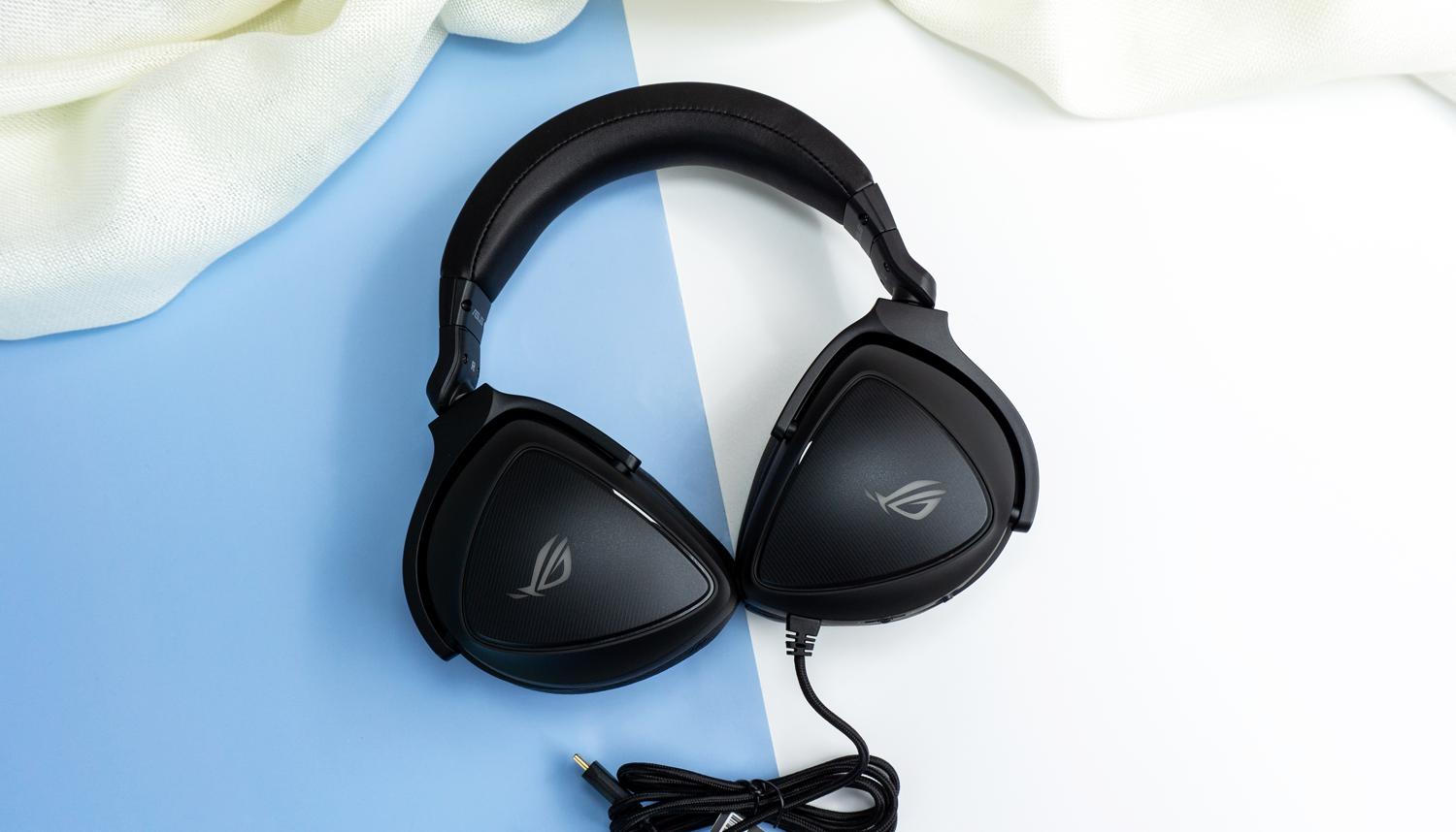 游戏宅的电脑桌面,游戏头戴式耳机rog棱镜s