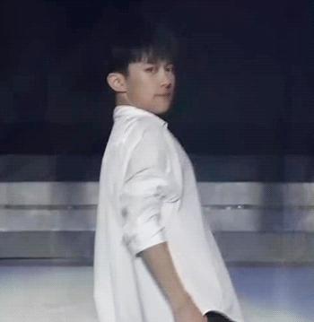 易烊千玺露半面脸,易烊千玺红衣顶胯舞