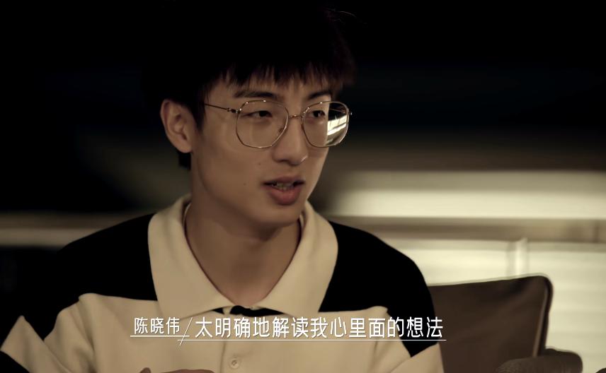 面对同一个单身暖男，两个高情商女人的不同选择