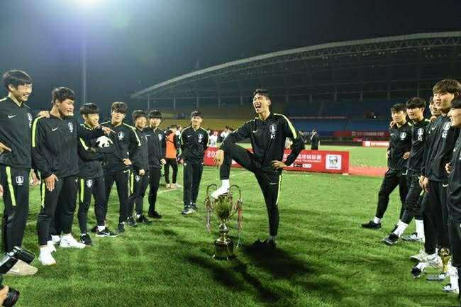 韩国队员脚踩熊猫杯,韩国媒体评论韩国球员脚踩熊猫杯
