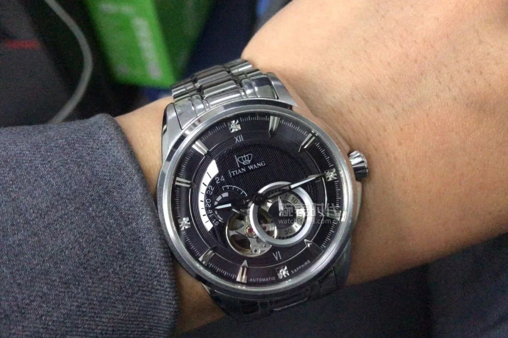 网友晒自己微信好友数量,网友晒1300手表