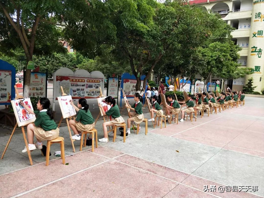 3000多名师生传递国旗为祖国庆生,万名师生用歌声庆祝祖国华诞