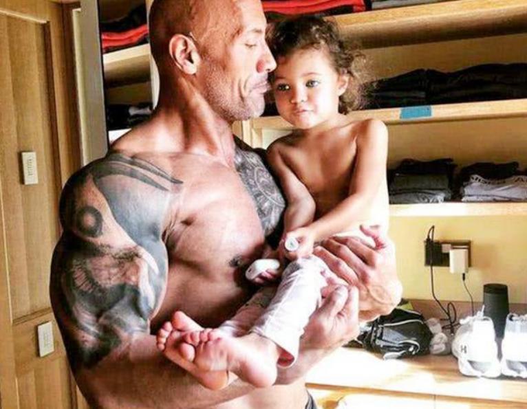 巨石强森怀抱爱女为其庆生,巨石强森有双胞胎