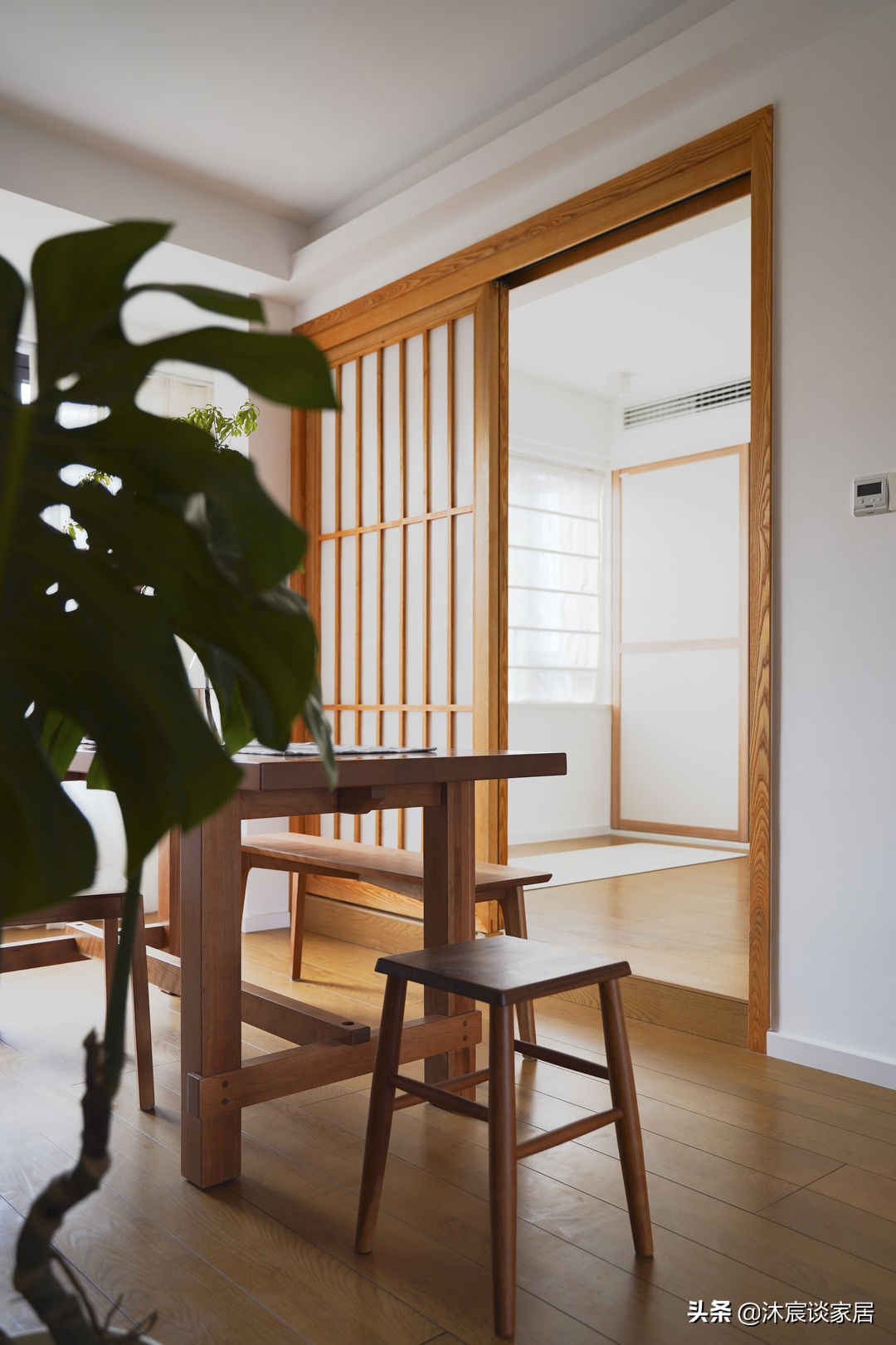 她把家布置得复古又温馨,室内被绿植环绕,这样的家,住着真舒服