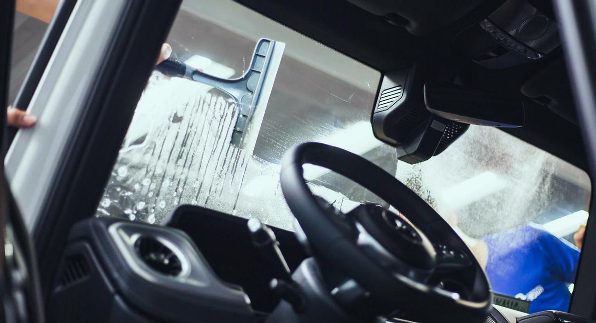 汽车玻璃贴膜是贴里面贴外边,汽车玻璃膜内外区别
