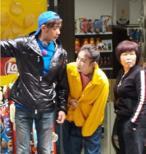 杨烁携家人出游夫妻同框似两辈人,杨烁陈赫