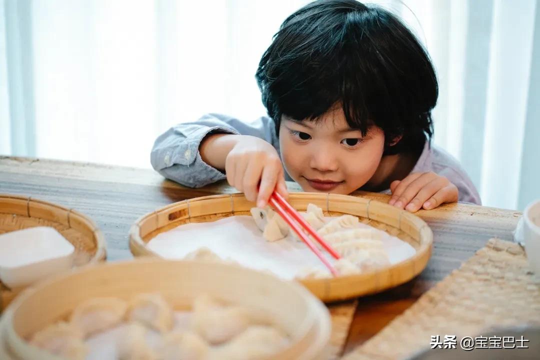 两岁多宝宝不会用筷子怎么办,2岁宝宝不会用勺子怎么办