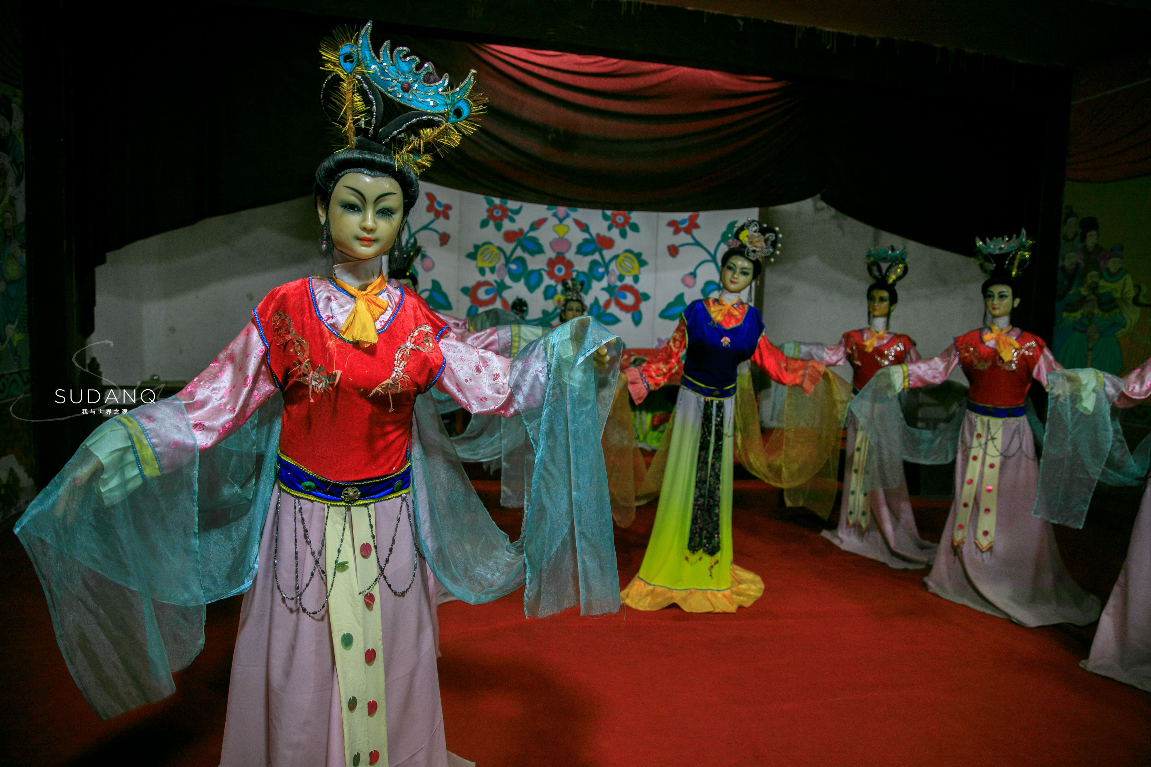 进入乾陵门口的石像,被真人雕像吓到