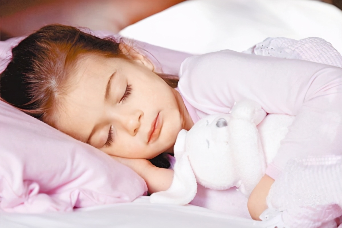 孩子晚上不睡觉怎么办如何教育,家长如何保证孩子的睡眠时间