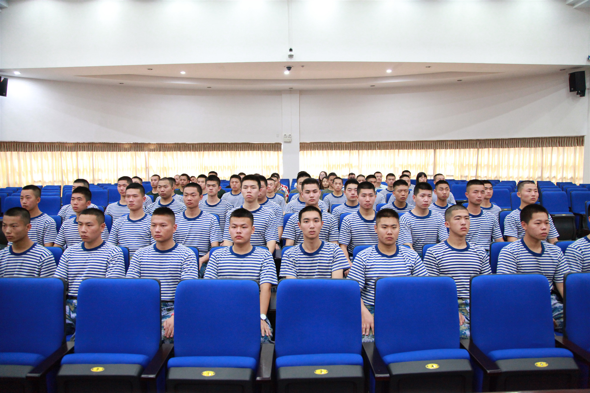 求高薪入歧途*场赌**帮忙，就业季劝青年多加思量