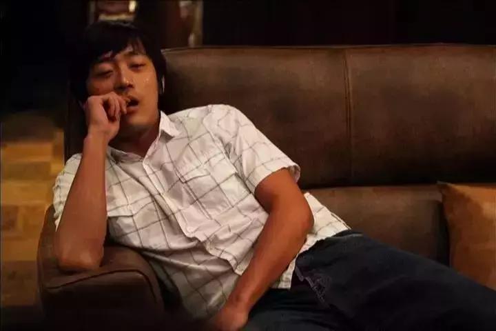 一部警察破案的电视剧老片子,警察靠指甲破案的悬疑片