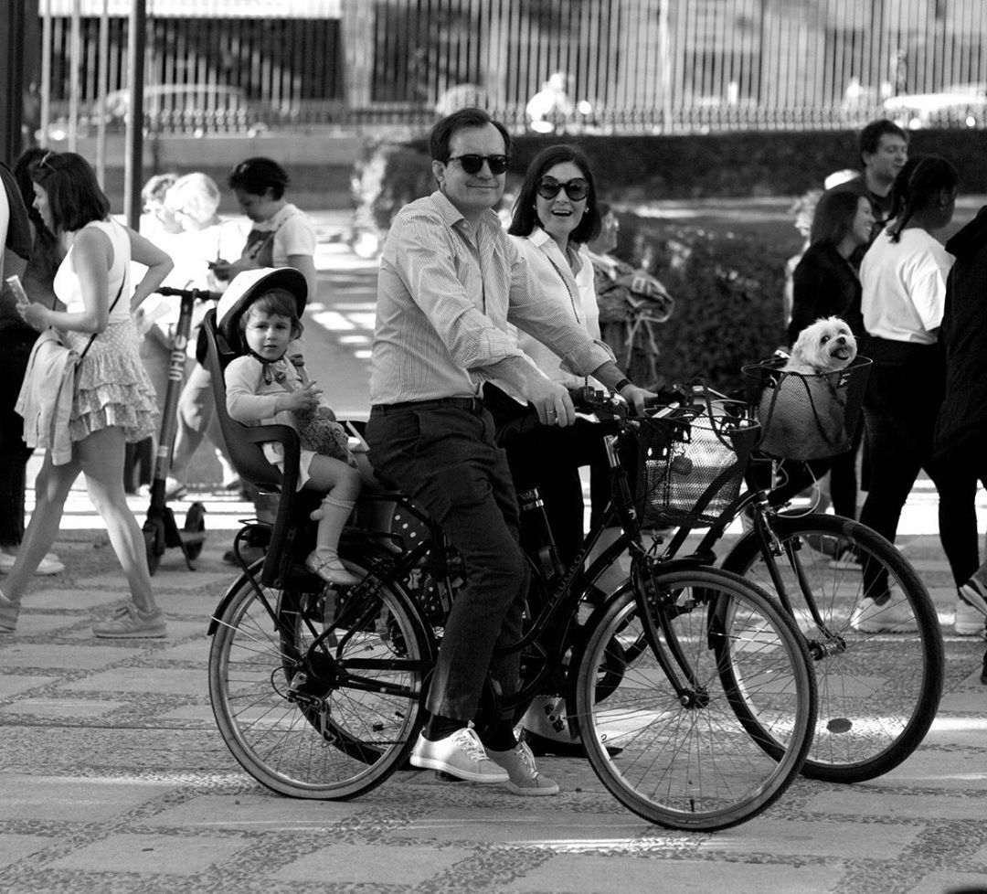 莱后的衣橱：这是度假必穿的品牌，CEO没好好演戏回家继承财产了