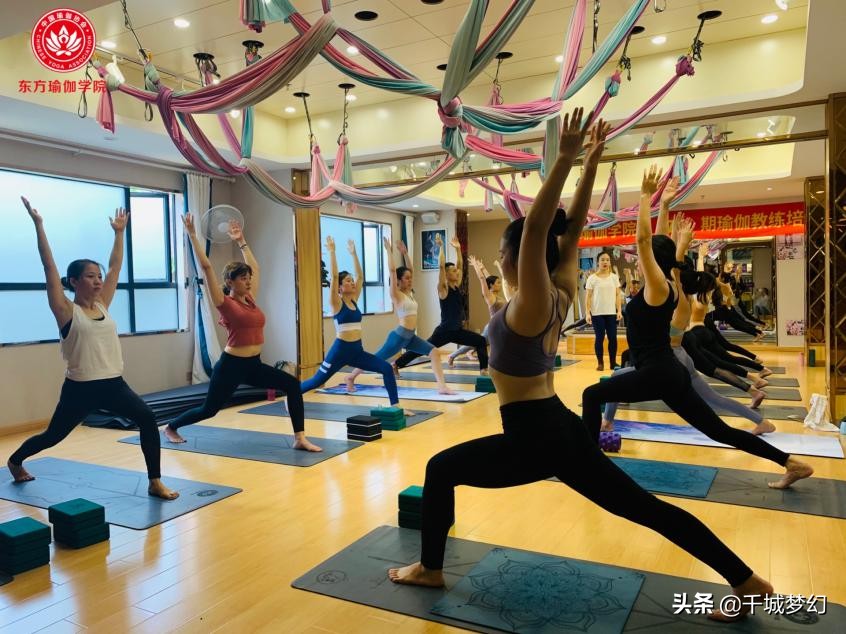 广州哪里学瑜伽教练好,广州央格瑜伽学院