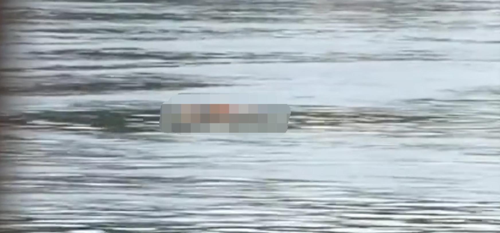 非洲货船严重超载，1700人挤在上面没有厕所，晚上开船用手电照明