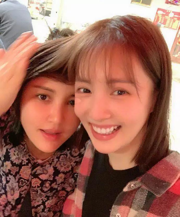 金晨：我们来自拍吧，张歆艺：先分我点头发...