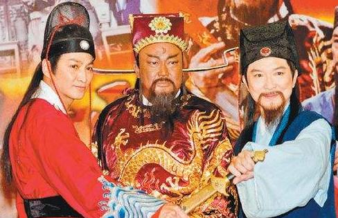 展昭何家劲被关押,展昭为救包拯闯禁宫